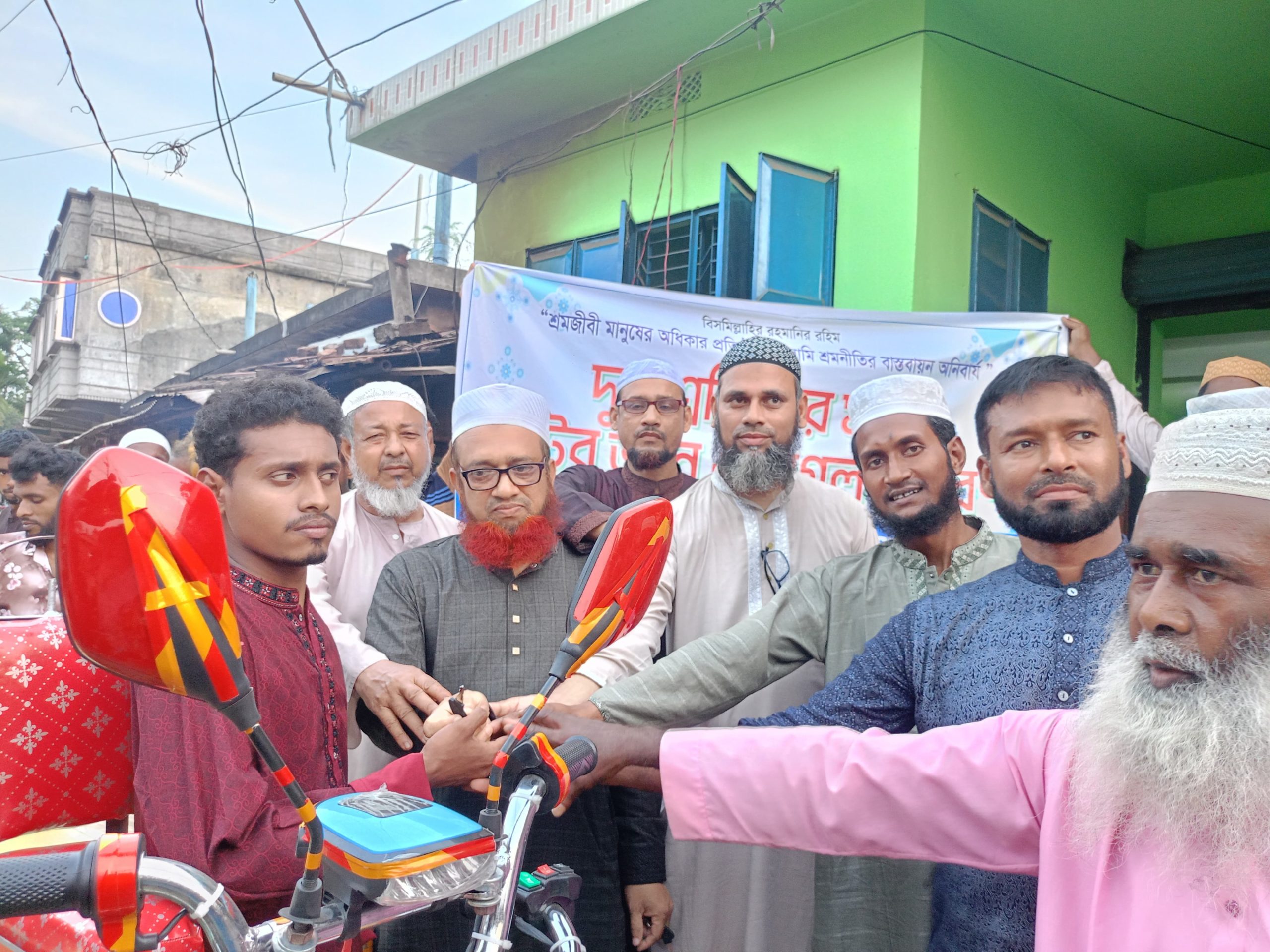 কলারোয়ায় দুস্থ শ্রমিকদের মাঝে মোটরভ্যান ও ছাগল বিতরণ