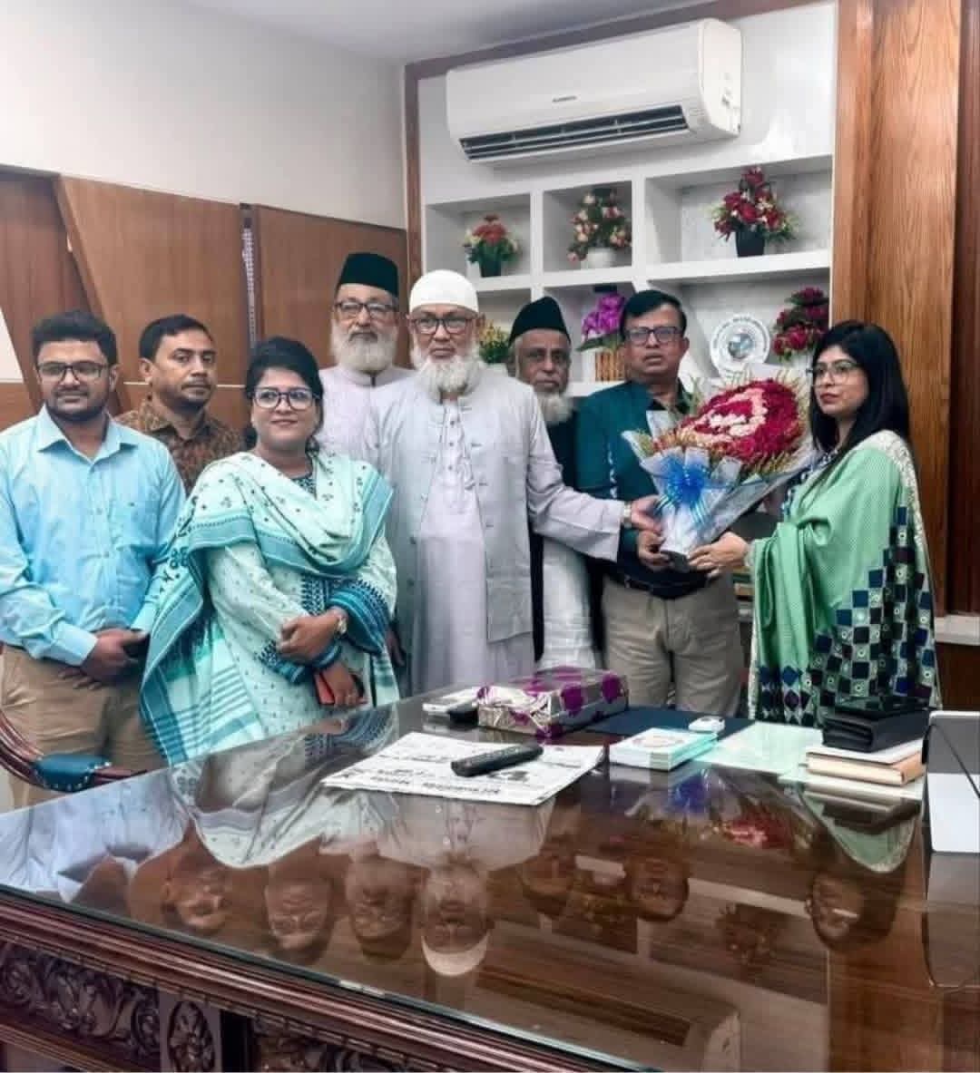 সাতক্ষীরায় নবাগত ডিসিকে এমপিদের ফুলেল শুভেচনা: প্রটোকল ও অবস্থান নিয়ে জনমনে আলোচনা