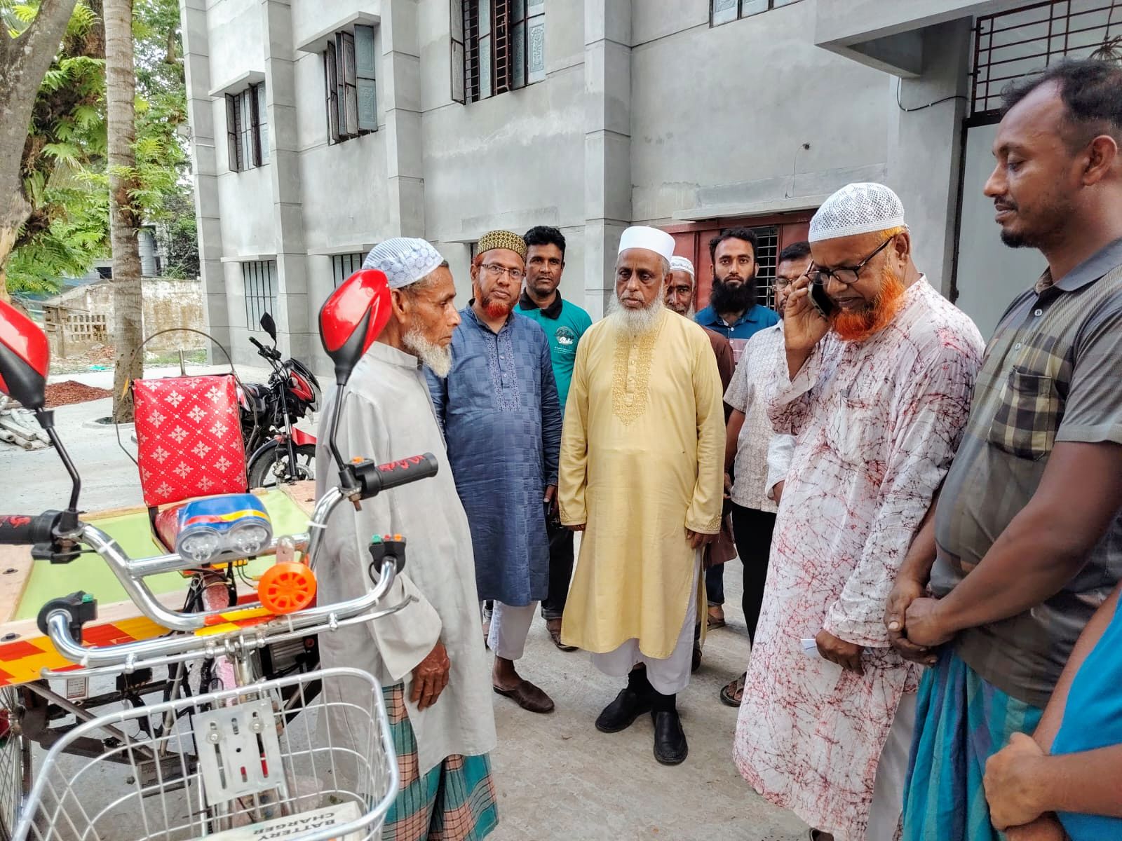 অসহায় শ্রমিকের পাশে শ্রমিক কল্যাণ ফেডারেশন : আব্দুর রাজ্জাক পেলেন জীবিকার নতুন ভ্যান