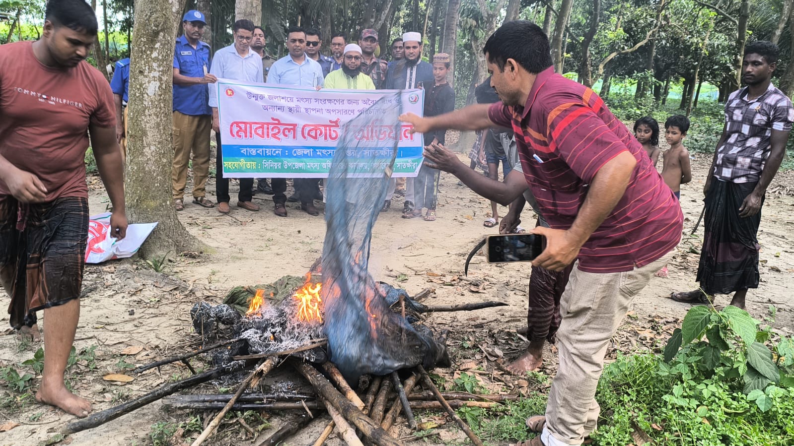 কলারোয়ায় খাল দখলমুক্ত করতে মোবাইল কোর্ট, অপসারণ অবৈধ বাঁধ ও জাল