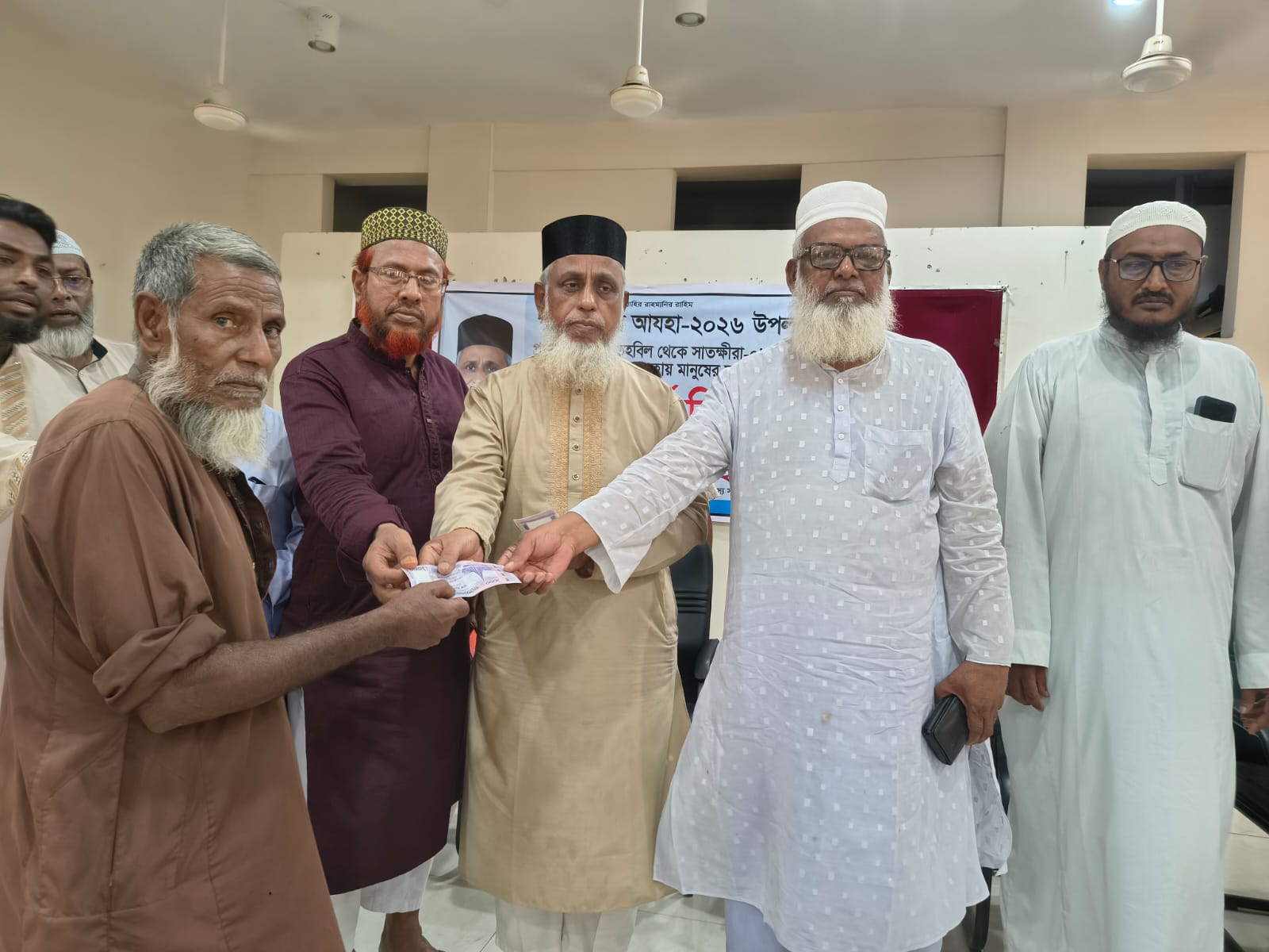 আরও কিছু সময় পেলে আপনাদের কষ্ট করে আসতে হতো না, সহায়তা বাড়ি বাড়ি পৌঁছে দিতাম” ঈদ উপলক্ষে কলারোয়া ও তালায় ১০ লাখ টাকা বিতরণ করলেন এমপি ইজ্জত উল্লাহ