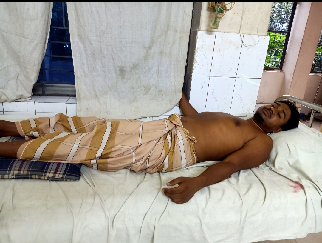 কলারোয়ায় এক ব্যক্তিকে অপহরণ করে মারধর ও পায়ের নখ তুলে নেওয়ার অভিযোগ