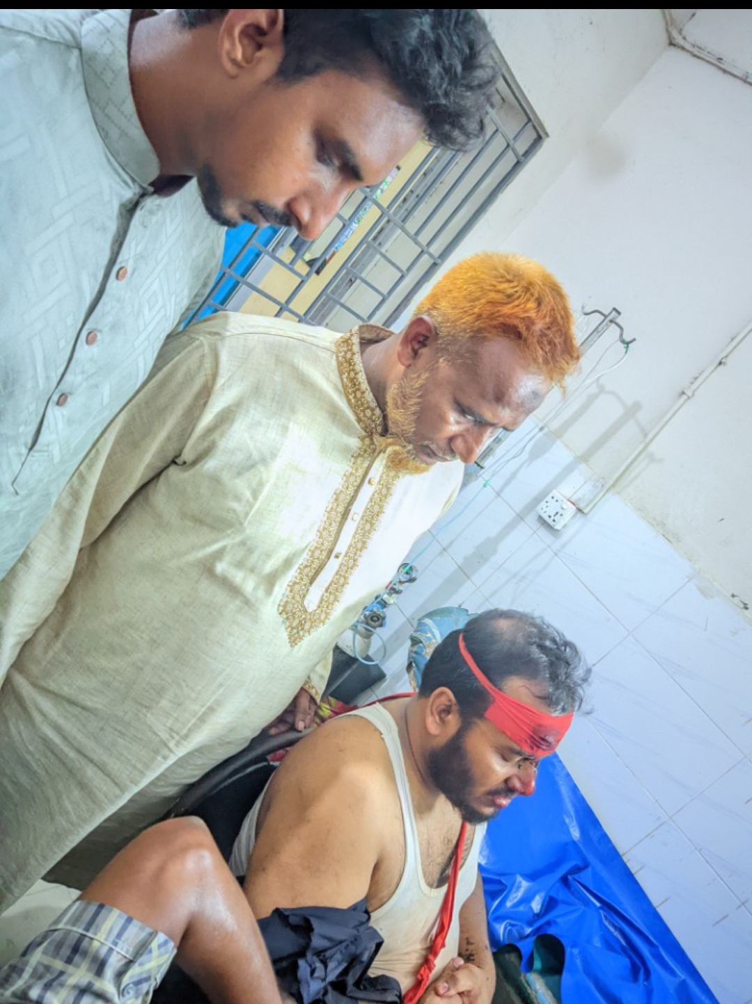 আহত ডাঃ খালিদ সাইফুল্লাহকে দেখতে হাসপাতালে ইমরোজ ও মাওলানা শহিদুল ইসলাম