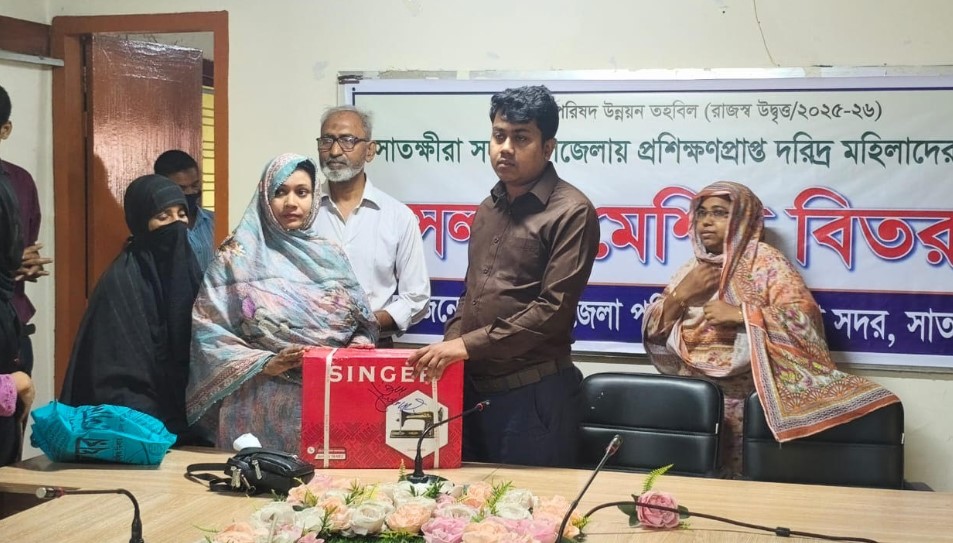 স্বাবলম্বী হতে প্রশিক্ষিত নারীদের মাঝে সেলাই মেশিন বিতরণ