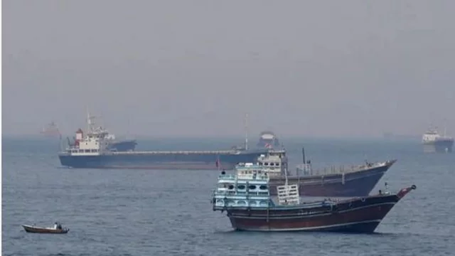 হরমুজে ফের থমকে গেছে জাহাজ চলাচল