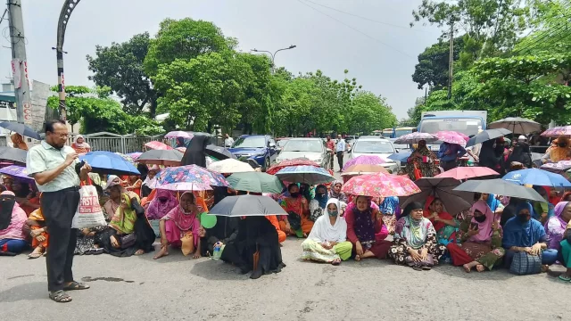 মহাখালী-তেজগাঁও সড়ক অবরোধ করেছেন পোশাক শ্রমিকেরা।