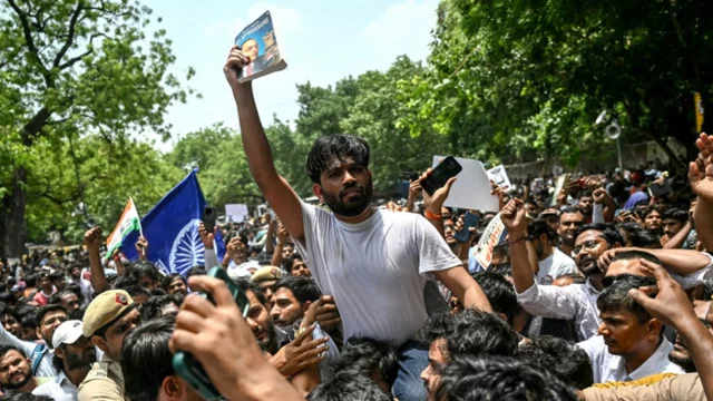 দিল্লিতে ককরোচ জনতা পার্টির বিক্ষোভ, শিক্ষামন্ত্রীর পদত্যাগ দাবি
