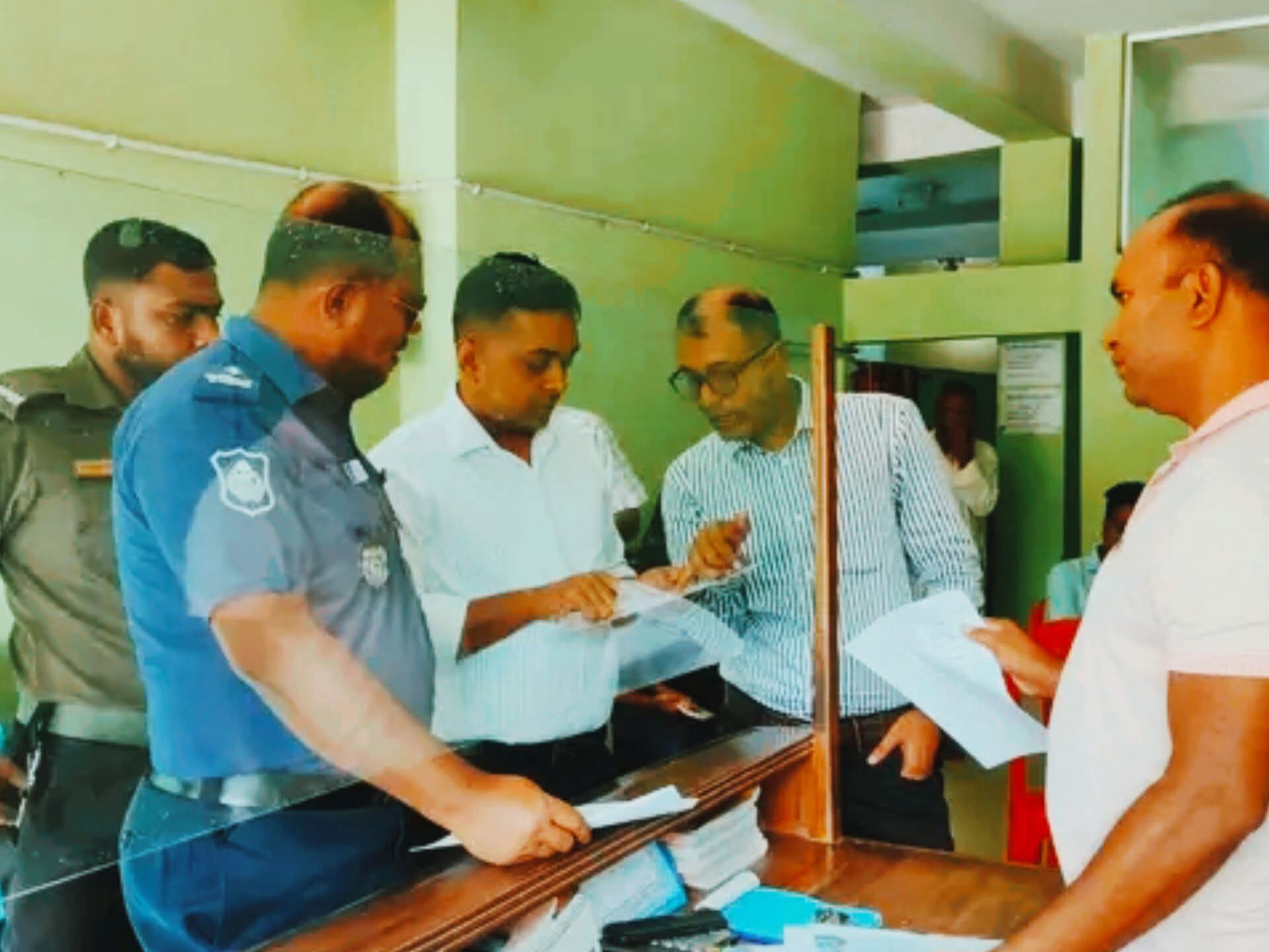 কলারোয়ায় লাইসেন্সবিহীন ও নোংরা পরিবেশ: দুই ডায়াগনস্টিক সেন্টারকে জরিমানা