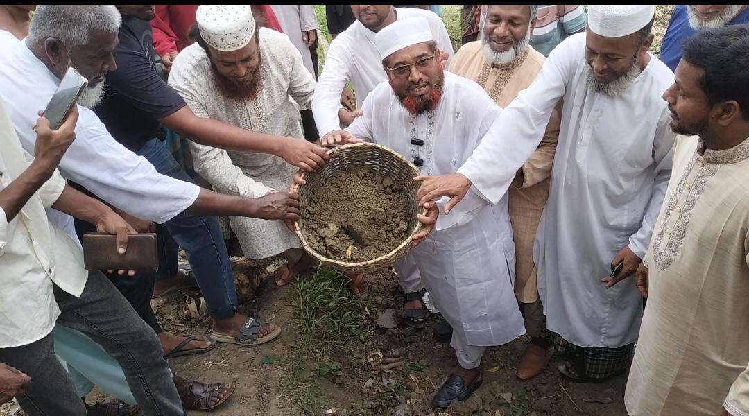 দুই শতকের বিচ্ছিন্নতা ঘুচছে, বিলের মাঝখানে নির্মাণ হচ্ছে রাস্তা