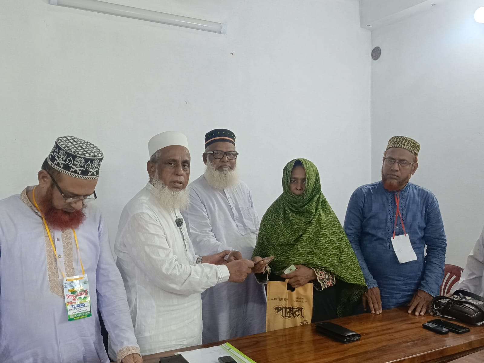 কলারোয়ায় অসহায় ও দরিদ্র মানুষের মাঝে নগদ অর্থ সহায়তার চেক বিতরণ করলেন এমপি মুহাম্মদ ইজ্জত উল্লাহ
