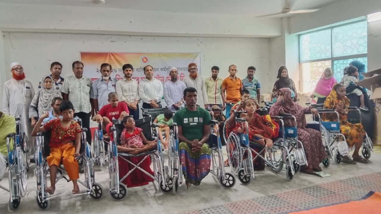 দেবহাটায় প্রতিবন্ধীদের মাঝে হুইলচেয়ার বিতরণ