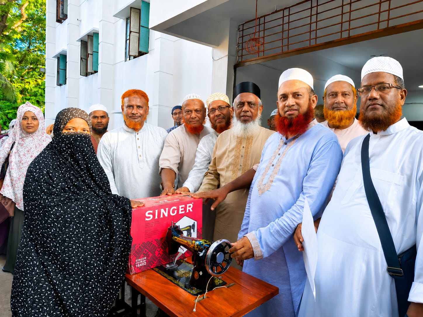 কলারোয়ায় এমপি ইজ্জত উল্লাহর নিজস্ব তহবিল থেকে অসহায় নারীদের মাঝে সেলাই মেশিন বিতরণ