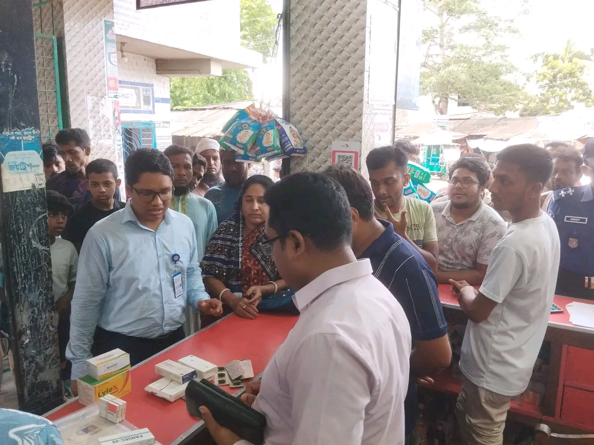 সাতক্ষীরায় মোবাইল কোর্টে ৩ ফার্মেসিকে জরিমানা, জনস্বাস্থ্য সুরক্ষায় জেলা প্রশাসন ও ঔষধ প্রশাসনের যৌথ অভিযান।