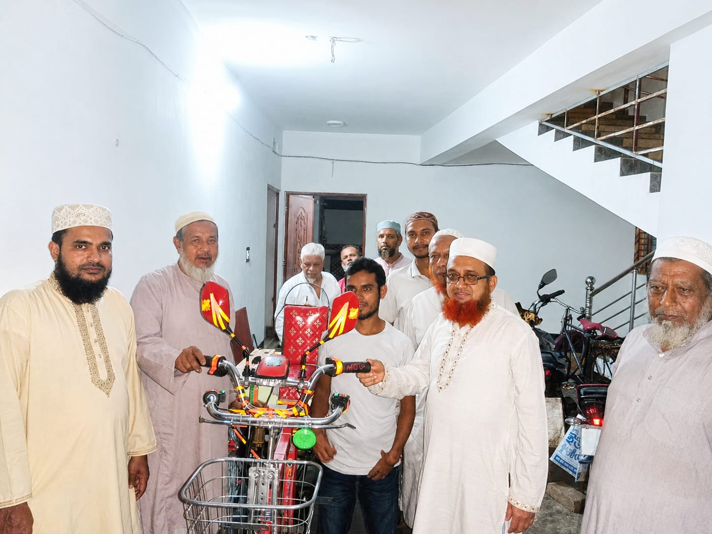 অসহায় মানুষের পাশে মানবিক উদ্যোগ: অধ্যক্ষ মুহাম্মদ ইজ্জত উল্লাহ’র পক্ষ থেকে দুই পরিবার পেল ভ্যান, চাবি তুলে দিলেন জামায়াত আমীর কামারুজ্জামান