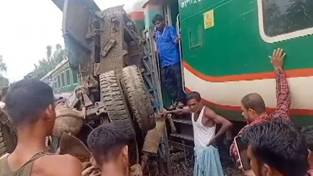 চট্টগ্রামে ট্রেন-ট্রাকের সংঘর্ষ, ঢাকার সঙ্গে রেল যোগাযোগ বন্ধ