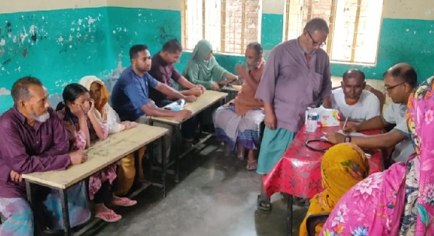 কলারোয়ায় প্রবাসী দম্পতির সহায়তায় বিনামূল্যে মেডিকেল ক্যাম্প