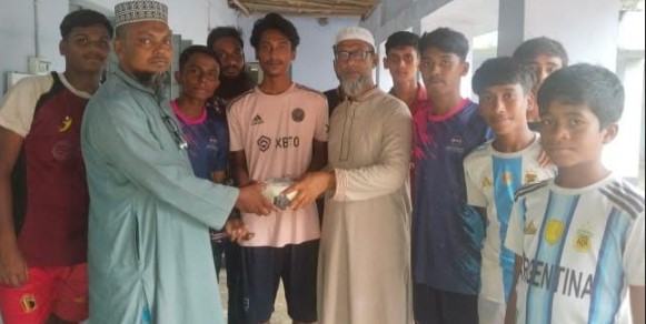 আশাশুনিতে চেয়ারম্যান প্রার্থীর ফুটবল বিতরণ ডেস্ক নিউজ