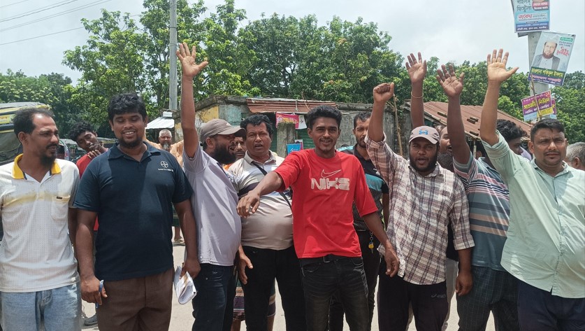 শহরে প্রবেশে নিষেধাজ্ঞার প্রতিবাদে আলিপুর-কুলিয়া ইজিবাইক চালকদের মানববন্ধন