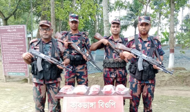 সাতক্ষীরা সীমান্তে বিজিবির অভিযানে পাঁচ লক্ষাধিক টাকার মালামাল আটক