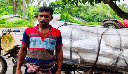 দেবহাটায় ৪০ বস্তা সার জব্দ: ডিলারকে ২০ হাজার টাকা জরিমানা