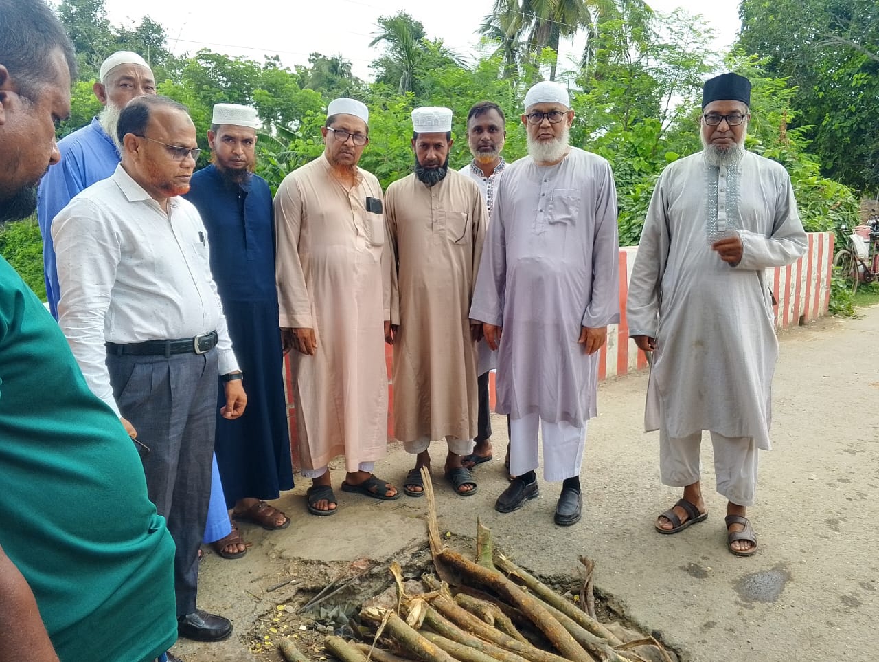 পরানদহা ব্রিজ সংস্কার কাজ পরিদর্শনে সাতক্ষীরা-২ আসনের এমপি মুহাদ্দিস  আব্দুল খালেক