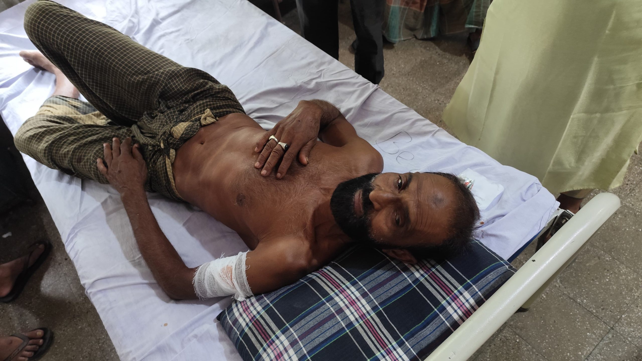 সাতক্ষীরার পারুলিয়ায় মৎস্যঘেরে ডাকাতিতে বাধা দেওয়ায় কুপিয়ে জখম