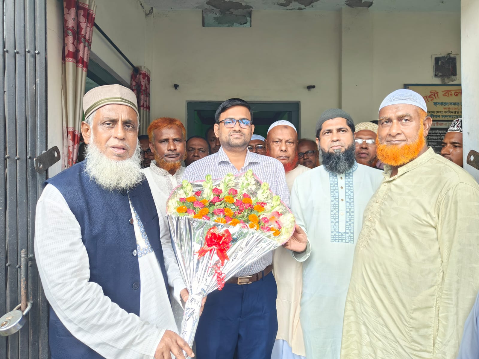 সরকারি দপ্তর পরিদর্শনে এমপি ইজ্জত উল্লাহ, সেবার মানোন্নয়নে নির্দেশনা
