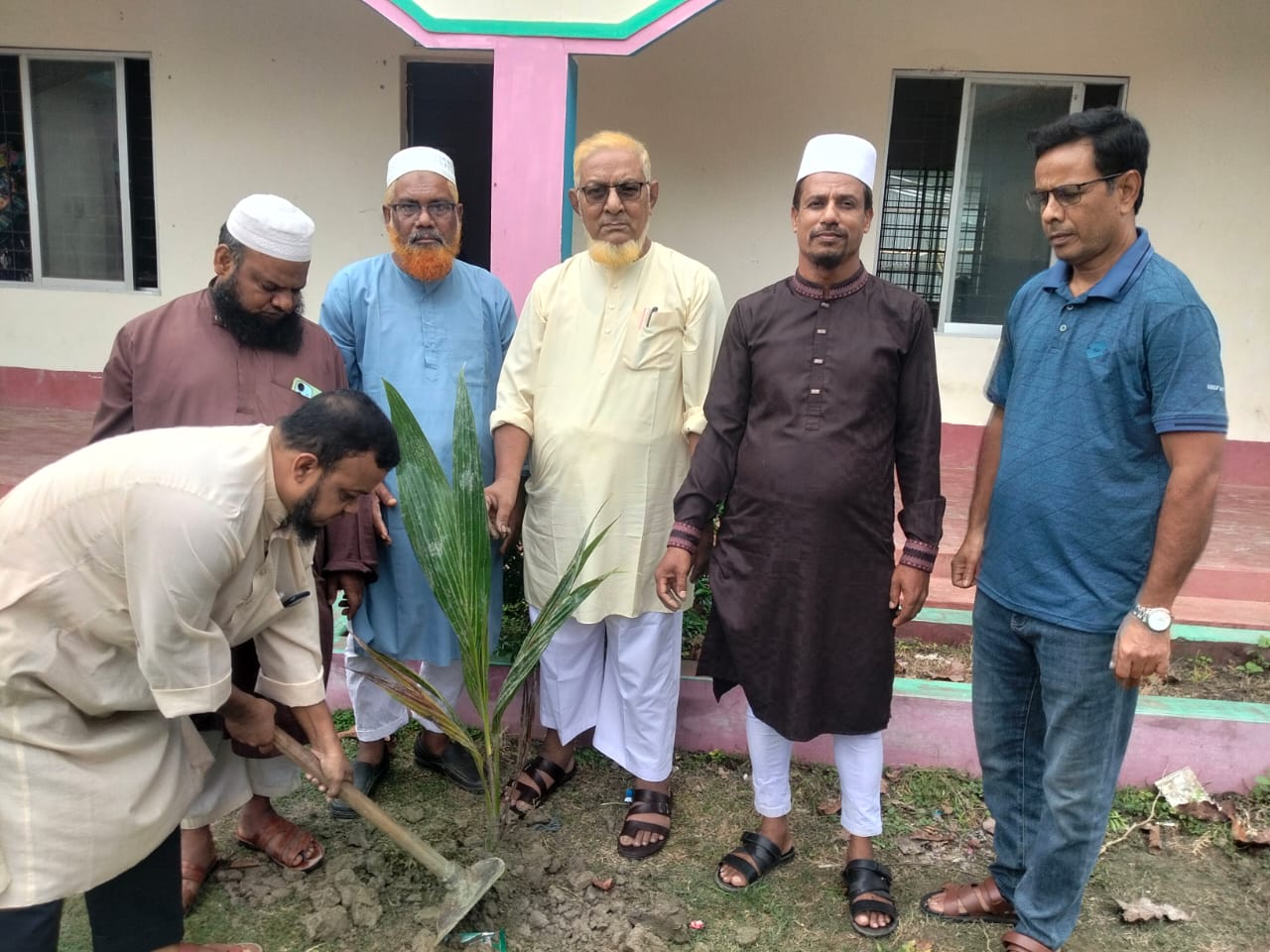 লাঙ্গলঝাড়া আদর্শ দাখিল মাদ্রাসায় ফলবান বৃক্ষরোপণ কর্মসূচি পালন