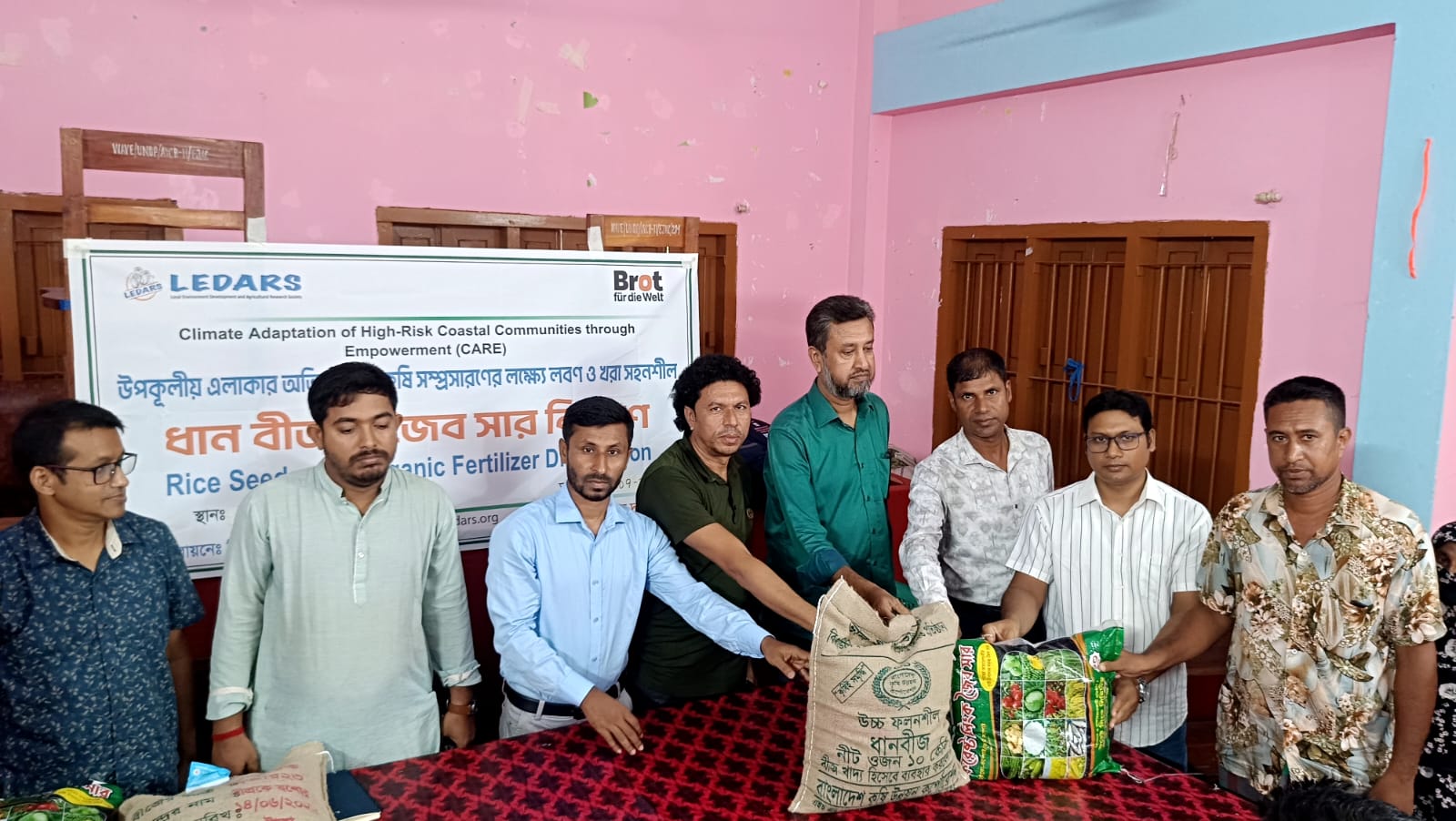 আশাশুনিতে লিডার্সের উদ্যোগে কৃষকের মাঝে ধান বীজ ও জৈবসার বিতরণ