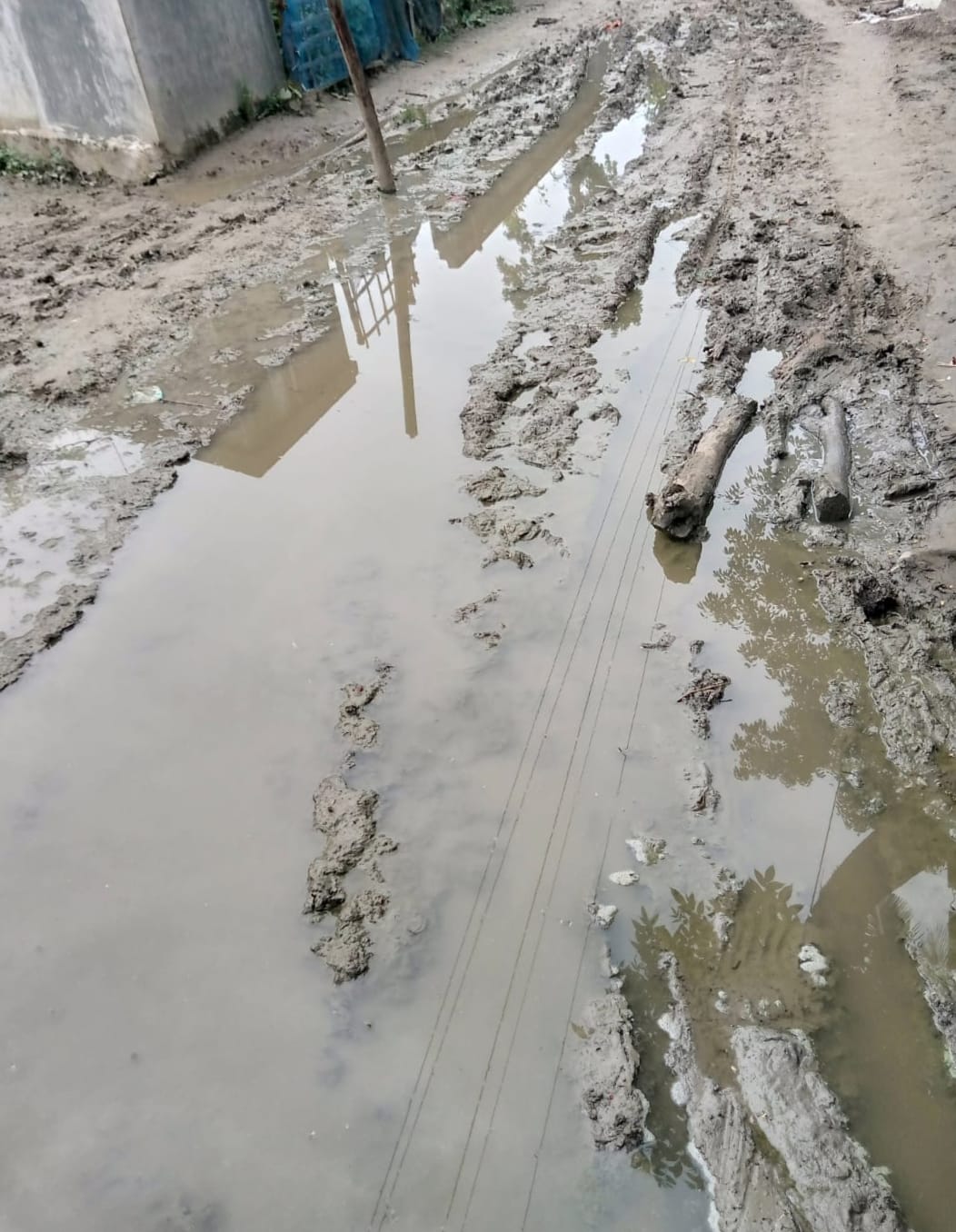 কাদার রাজত্বে জিম্মি হাজারো মানুষ: যুগিখালী-ইউনিয়ন পরিষদ সড়ক দ্রুত পিচকরণের দাবিতে ফুসে উঠছে জনগণ