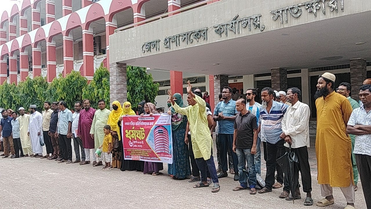 দুই দফা দাবিতে চতুর্থ দিনের কর্মবিরতি: সাতক্ষীরায় শাখা ডাকঘর কর্মীদের বিক্ষোভ, মানববন্ধন ও জেলা প্রশাসক বরাবর স্মারকলিপি