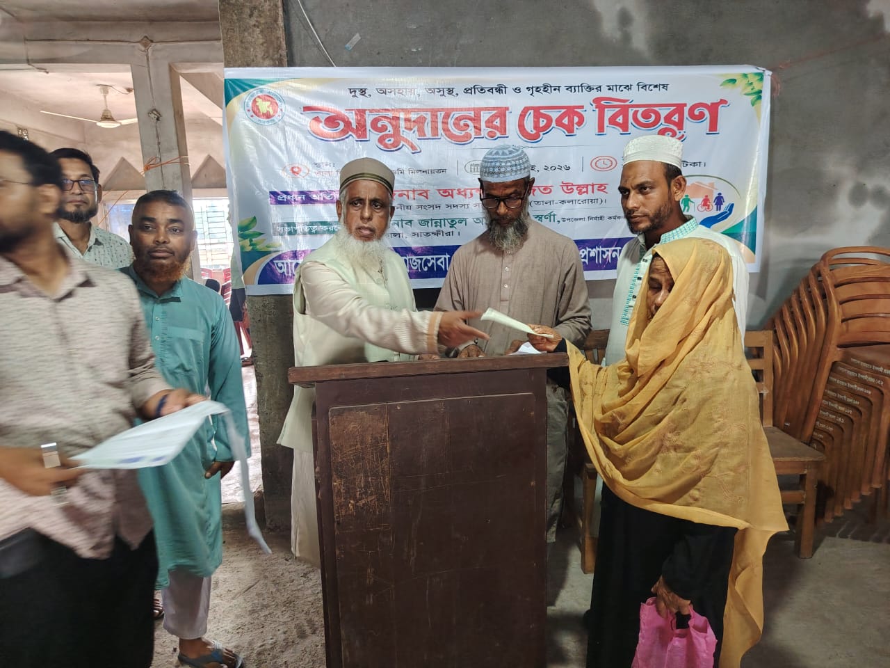 তালায় দুস্থ-অসহায়দের মাঝে চেক বিতরণ করলেন এমপি ইজ্জত উল্লাহ