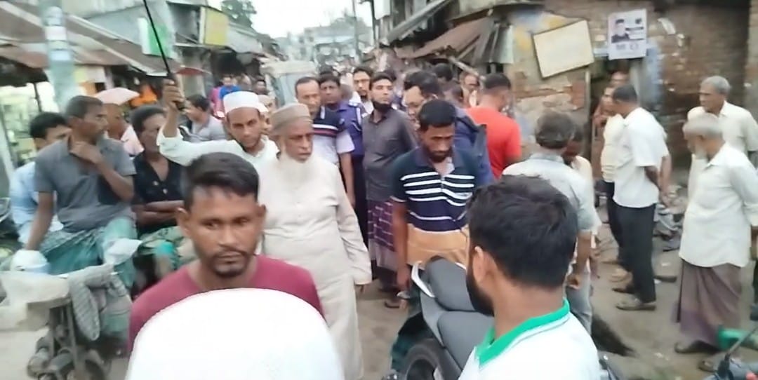 টানা বর্ষণে পাটকেলঘাটা বাজারে জলাবদ্ধতা, সরেজমিনে পরিদর্শন দ্রুত ব্যবস্থা নিতে এমপি মোহাম্মদ ইজ্জত উল্লাহ-এর নির্দেশনা