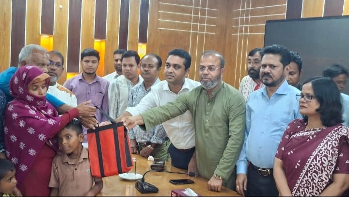 সুন্দরবনে বন রক্ষীর গুলিতে নিহত আমিনুরের পরিবারকে প্রধানমন্ত্রী’র আর্থিক সহায়তা