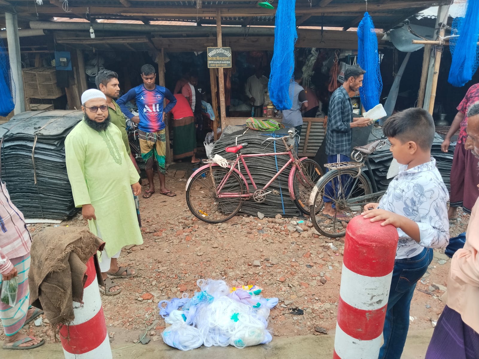 কলারোয়া বাজারে মৎস্য সংরক্ষণ আইনে অভিযান, ৫ হাজার মিটার অবৈধ কারেন্টজাল জব্দ
