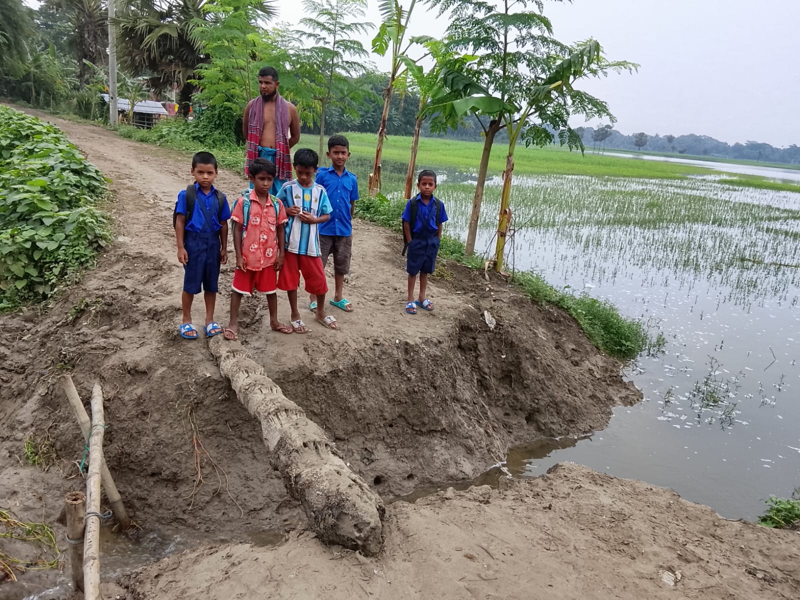 স্কুল যাওয়ার পথ যেন এক মরণফাঁদ: চরম দুর্ভোগে গাজনা সরকারি প্রাথমিক বিদ্যালয়ের শিক্ষার্থীরা