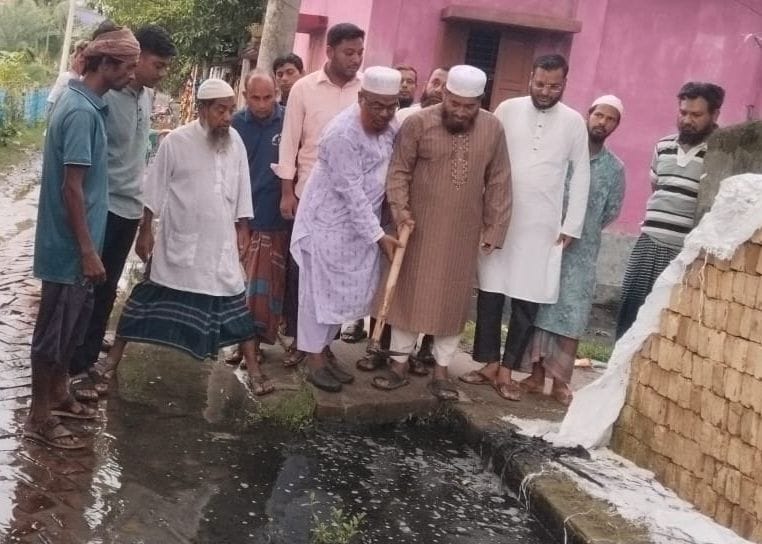 কালিগঞ্জে সরকারি পুকুর সংলগ্ন ড্রেন সংস্কার কাজের উদ্বোধন, জলাবদ্ধতা থেকে মুক্তি পাবে প্রায় ৪০০ পরিবার