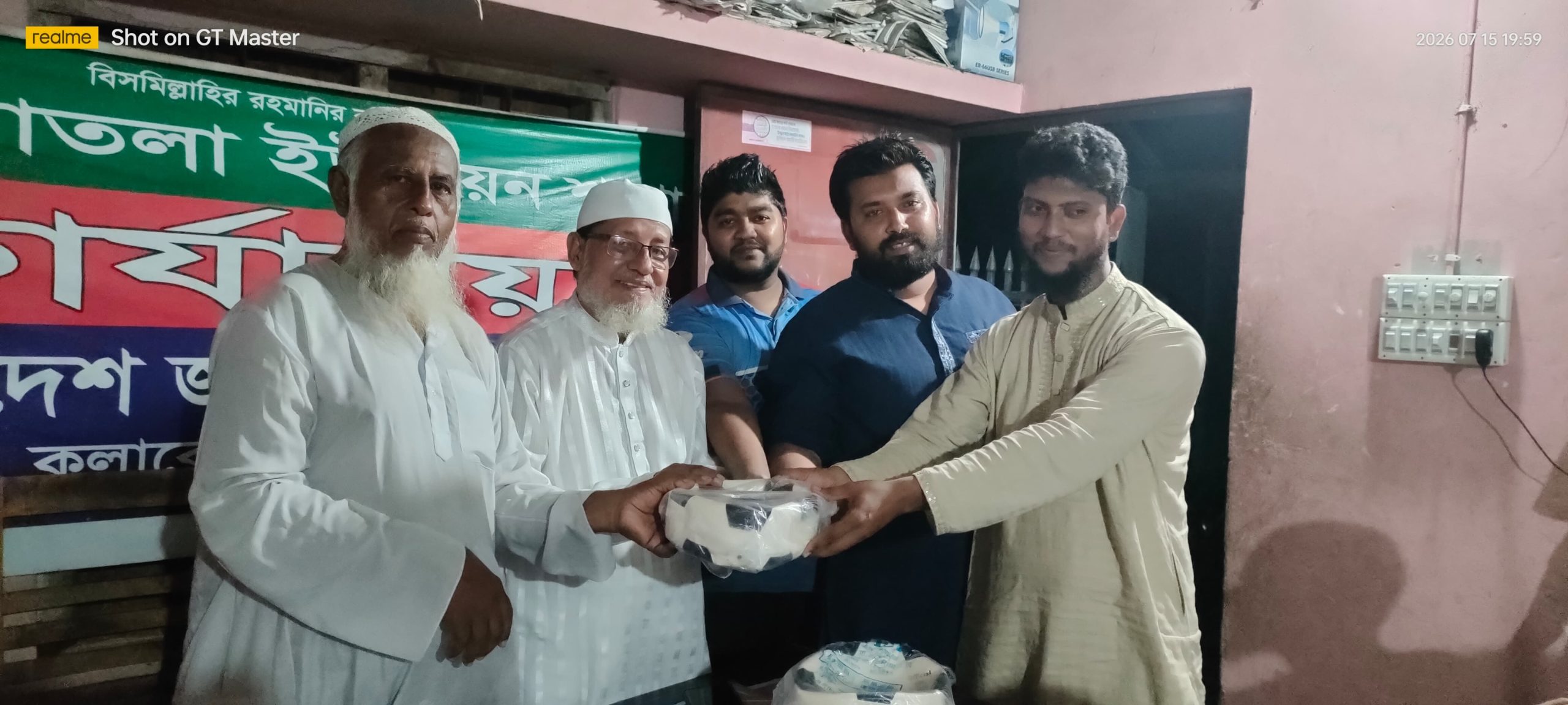 কলারোয়ার হেলাতলায় এমপি অধ্যক্ষ ইজ্জত উল্লাহর পক্ষ থেকে ৯টি ওয়ার্ডে ফুটবল বিতরন: