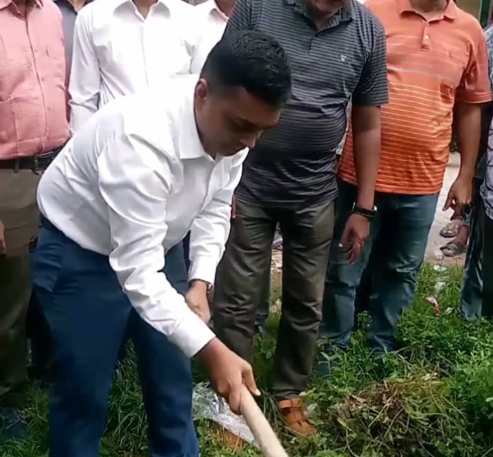 কলারোয়ায় আবর্জনামুক্ত পরিবেশ ও জলাবদ্ধতা নিরসনে ইউএনওর উদ্যোগ ‎