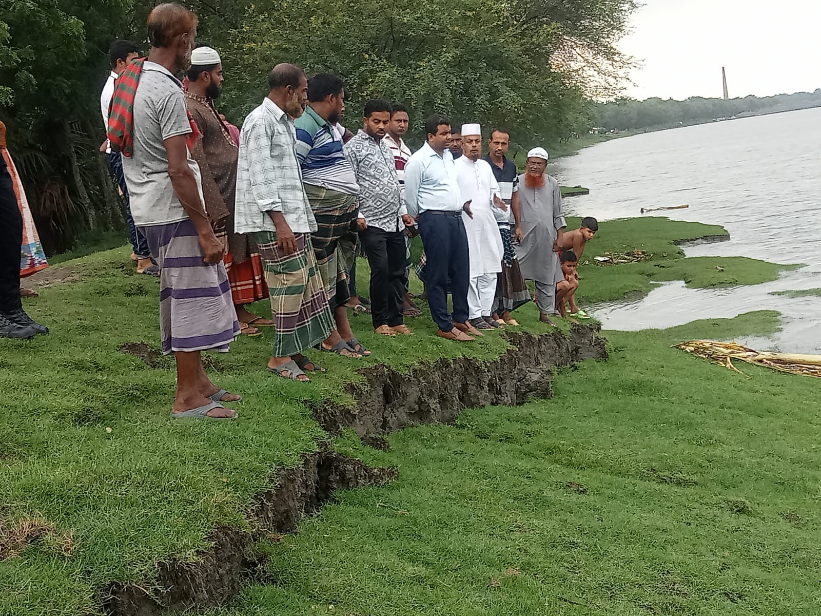 বেতনা নদীর ভেড়ী বাঁধে ভয়াবহ ফাটল, প্লাবনের শঙ্কা আশাশুনির নওয়াপাড়ায় ভাঙন এলাকা পরিদর্শনে ইউএনও,দ্রুত ব্যবস্থা নেওয়ার আশ্বাস