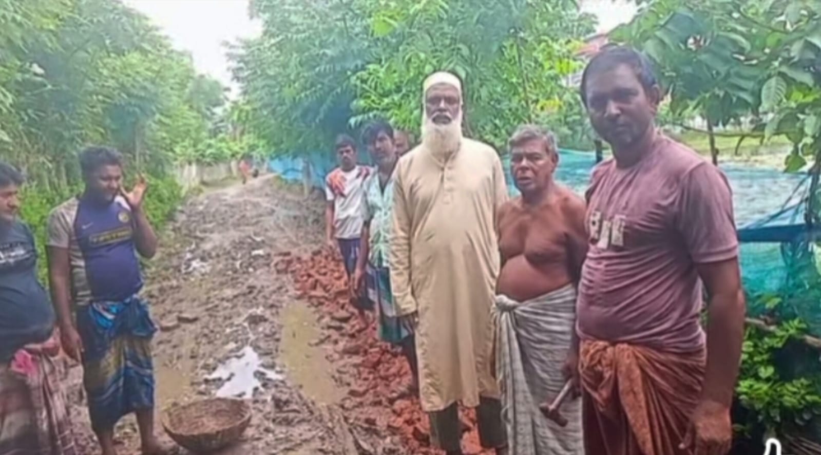 বড়দল ইউপি চেয়ারম্যান প্রার্থী আব্দুল গফুর সানার নিজস্ব অর্থায়নে বেহাল সড়ক সংস্কার।। স্বস্তি ফিরছে এলাকাবাসীর মধ্যে