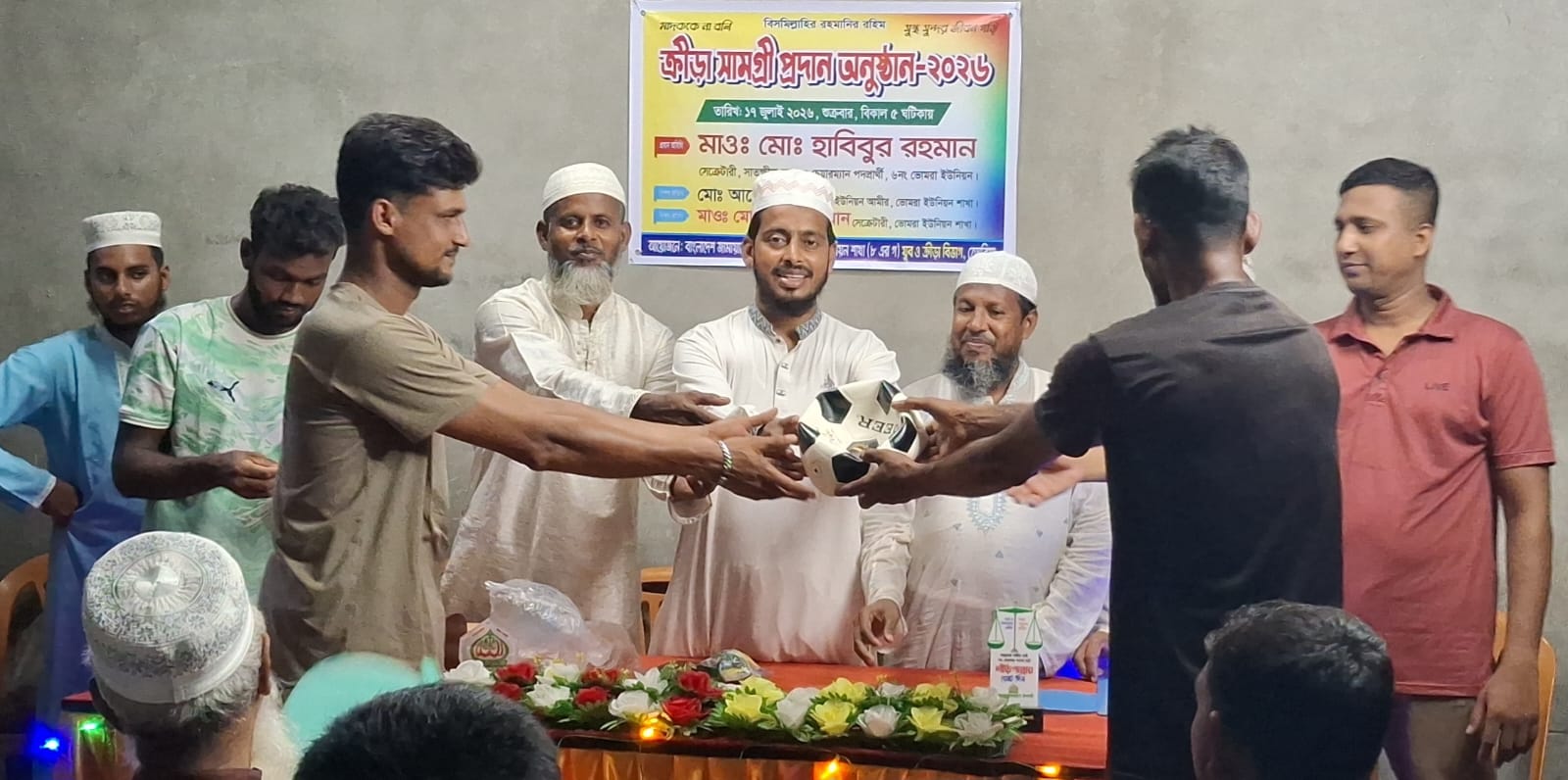 ভোমরা ইউনিয়নের ৮ নম্বর ওয়ার্ডে যুবকদের মাঝে ক্রীড়া সামগ্রী বিতরণ