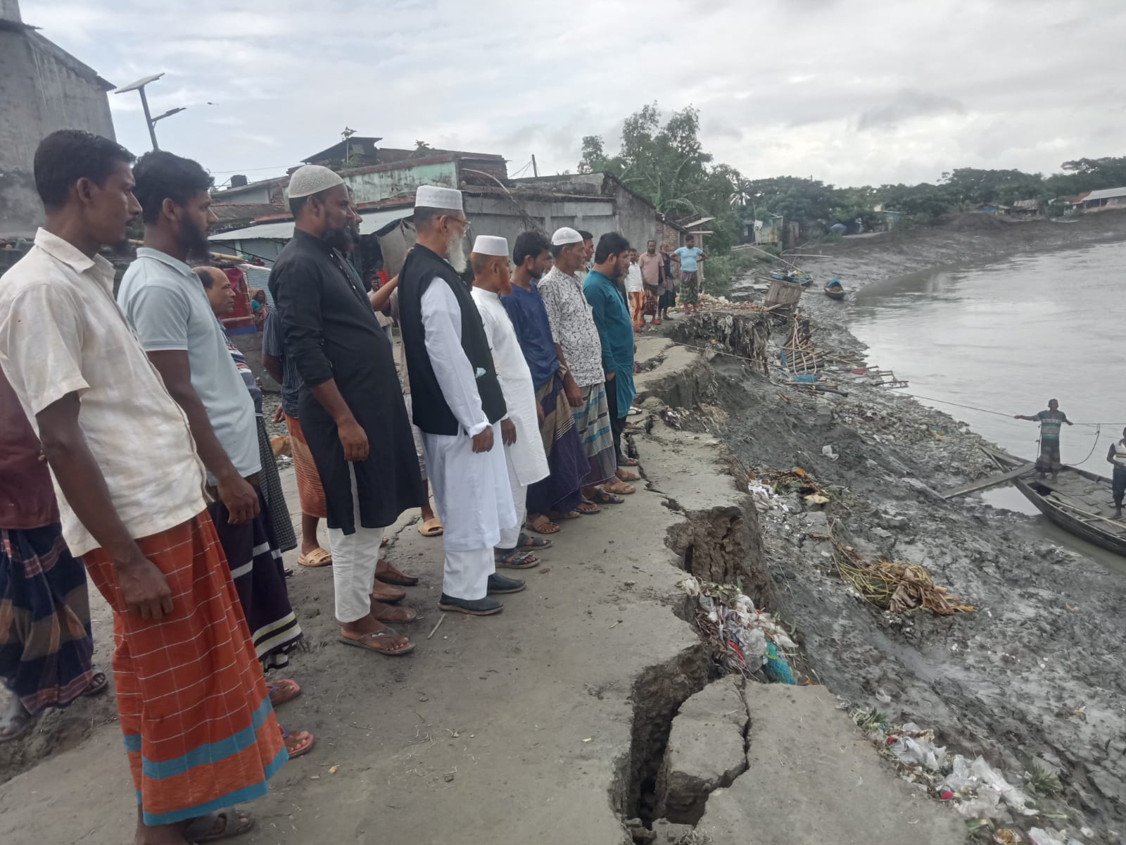 আশাশুনির নওয়াপাড়া ও বুধহাটায় ভেড়ী বাঁধে ভয়াবহ ফাটল পরিদর্শনে এমপি রবিউল বাশার