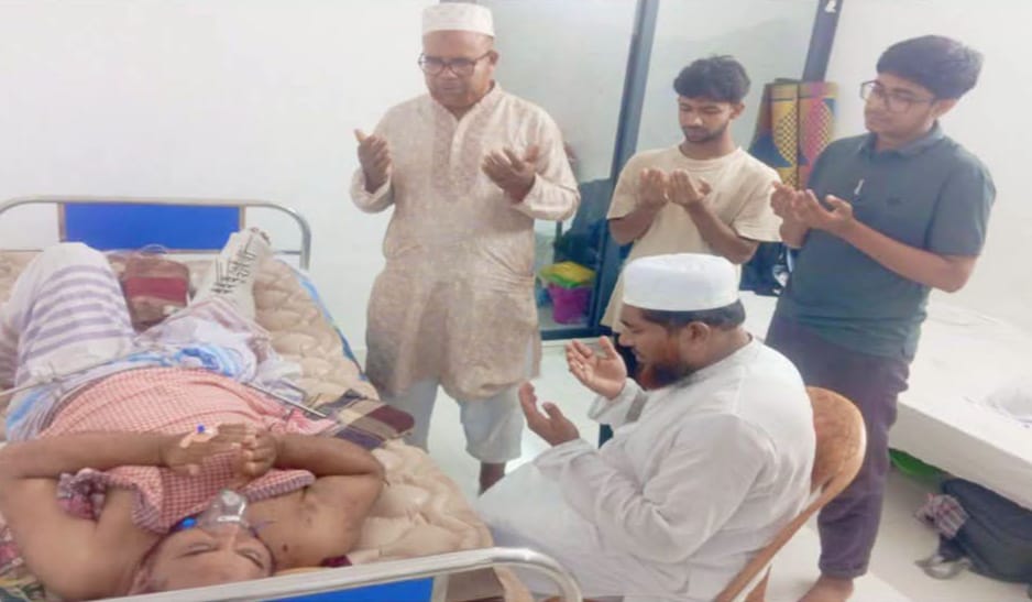 সাতক্ষীরায় বাসের ধাক্কায় আহত ব্যাংক কর্মকর্তা, ট্রমা সেন্টারে দেখতে গেলেন জামায়াত নেতা আজিজুর রহমান