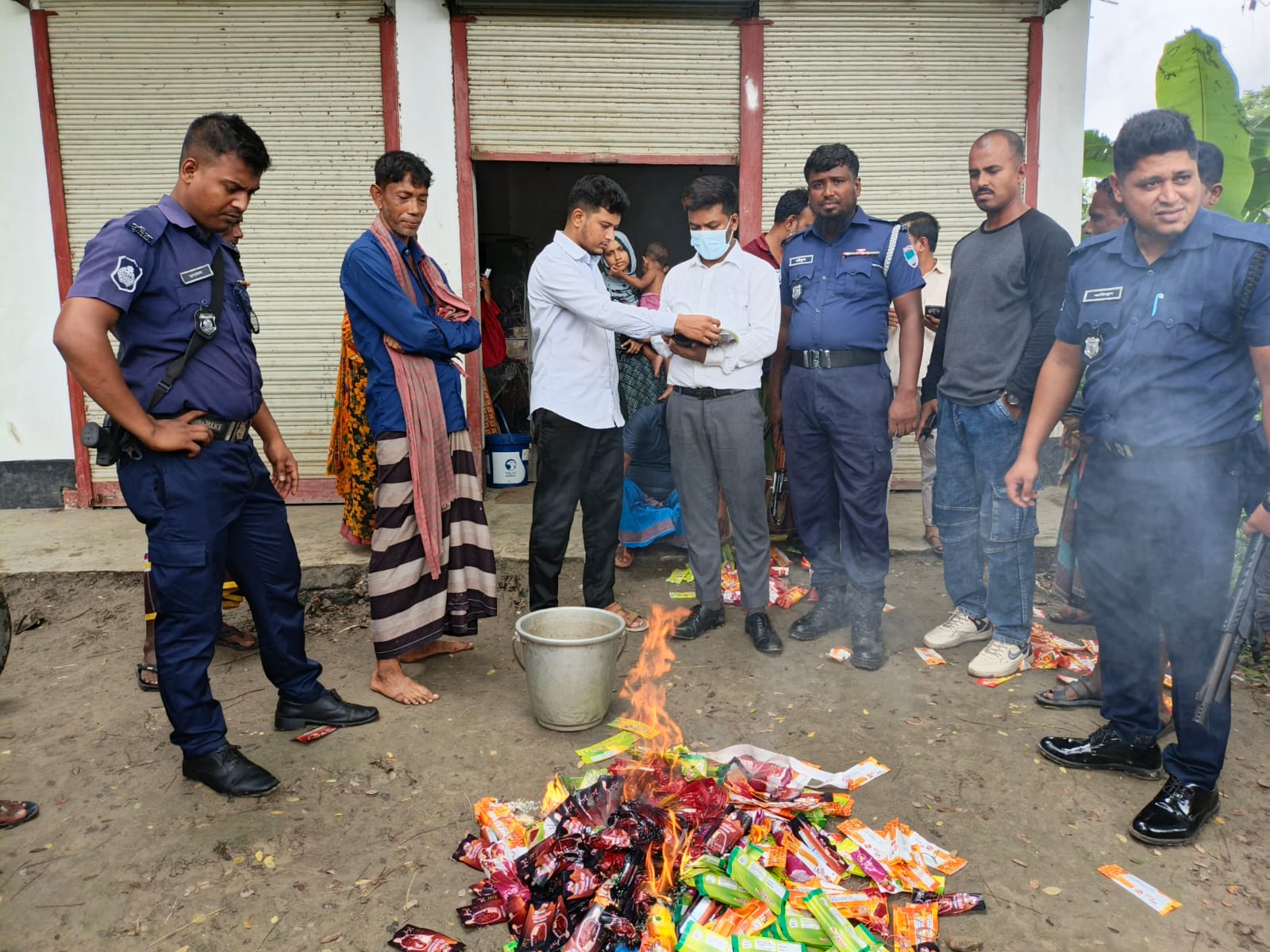 সাতক্ষীরায় আইসক্রিম ফ্যাক্টরী ও কনফেকশনারিতে ভোক্তা-অধিকারের অভিযান ২৯,৫০০ টাকা জরিমানা