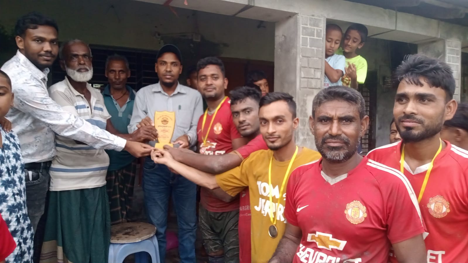 আশাশুনিতে রহিমা খাতুন স্মৃতি স্পোর্টিং ক্লাবের প্রীতি ফুটবল ম্যাচ।।বিবাহিত একাদশ জয়ী