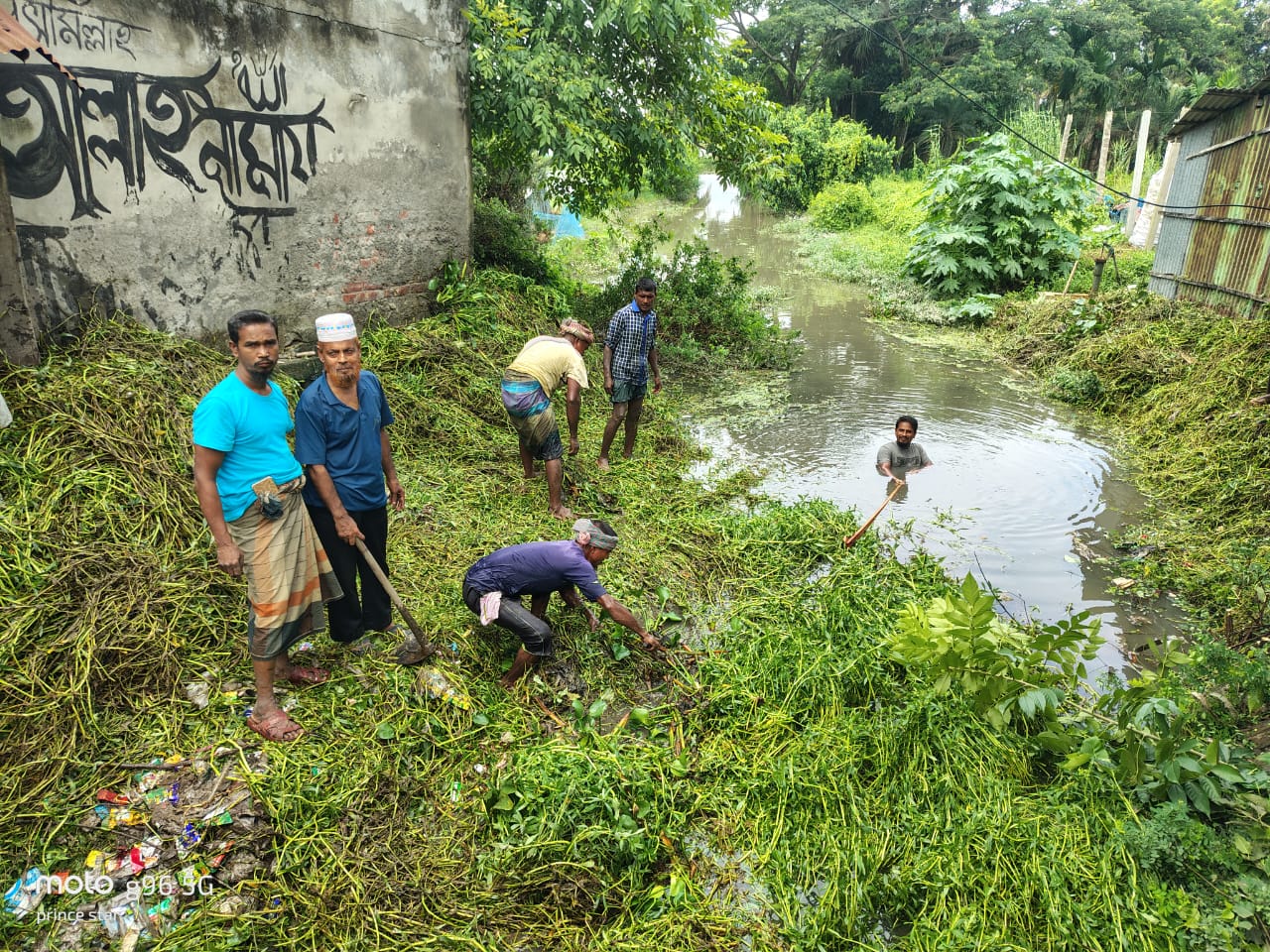 বুধহাটায় খাল পরিষ্কারে নামলেন ইউপি চেয়ারম্যান প্রার্থী, ফিরছে পানির প্রবাহ
