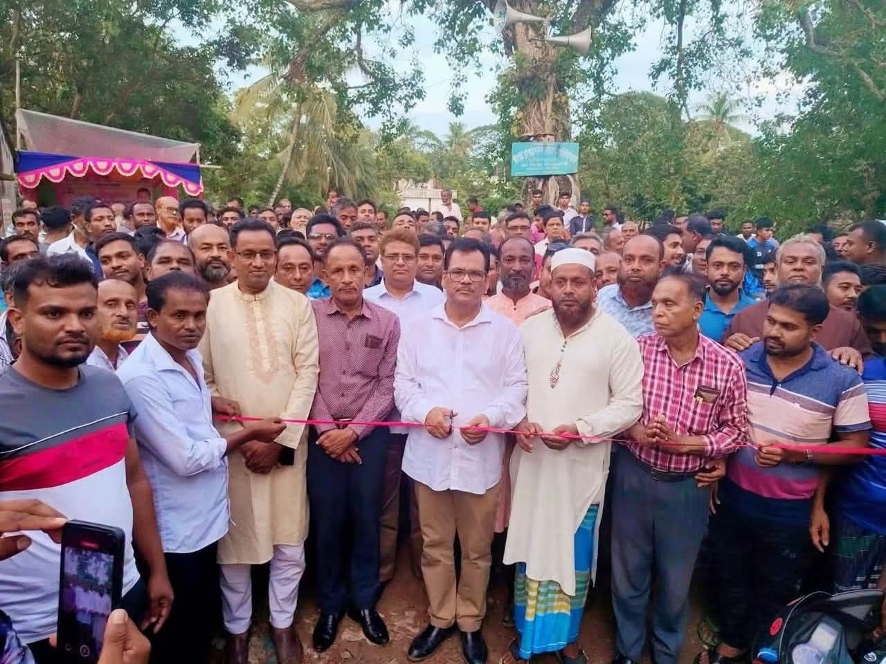 নিয়মের তোয়াক্কা না করে ফিতা কাটায় ব্যস্ত জেলা পরিষদের প্রশাসক হাবিবুল ইসলাম হাবিব! এলজিইডির রাস্তা উদ্বোধন নিয়ে উঠেছে প্রশ্ন