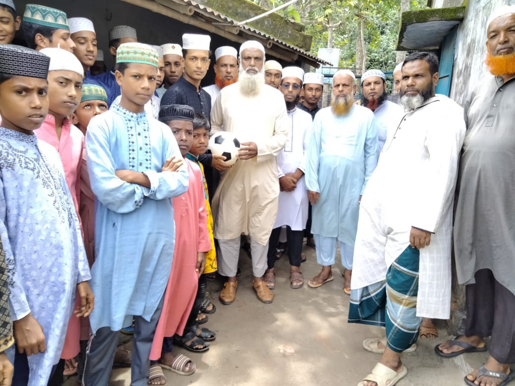 গোয়ালডাঙ্গা শুক্কলিয়া দাখিল মাদ্রাসায় এমপি রবিউল বাশারের বরাদ্দের ফুটবল বিতরণ