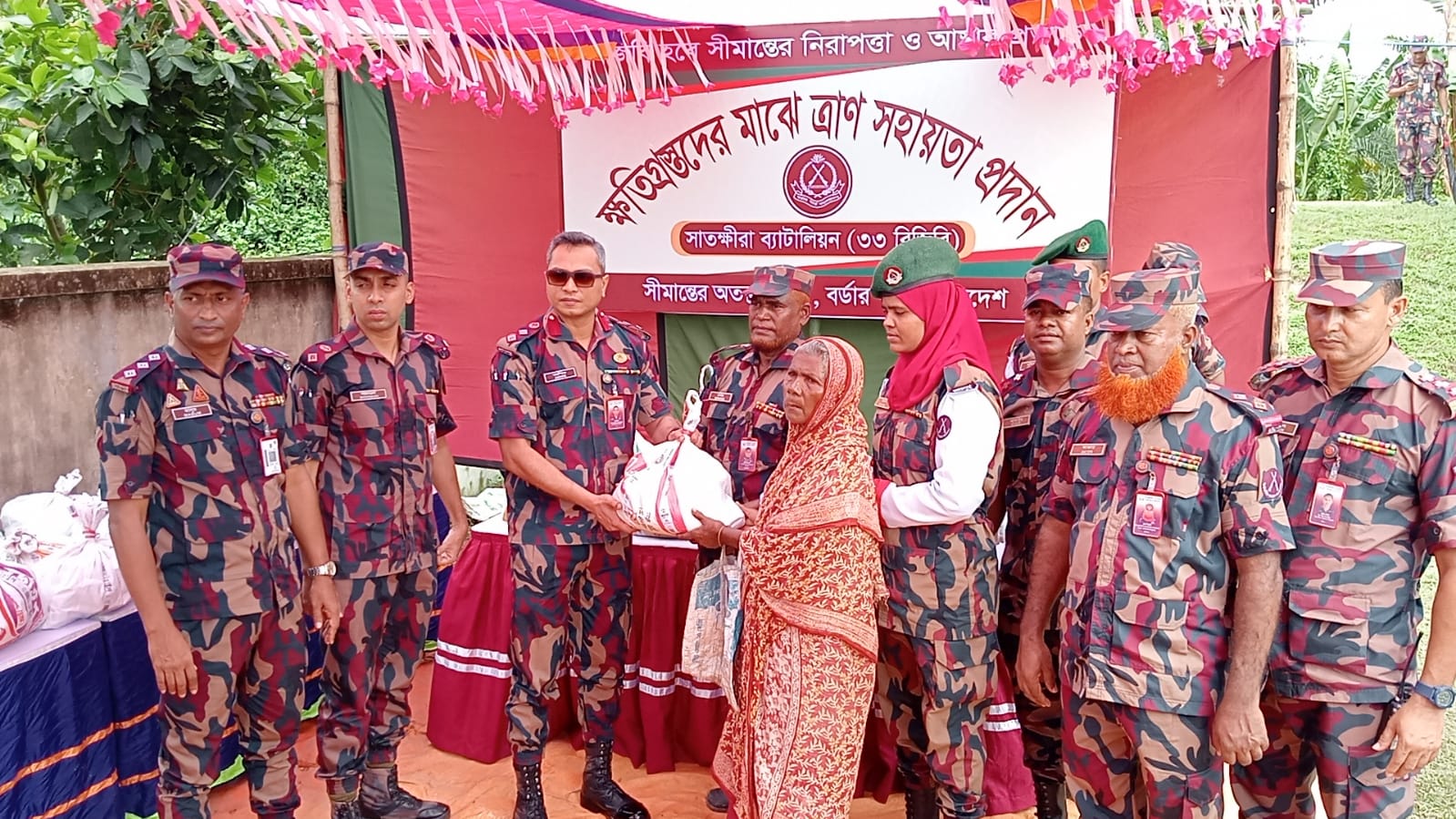 ভারী বর্ষণ ও দুর্যোগে ক্ষতিগ্রস্থ গরীব ও অসহায় জনসাধারণের মাঝে সাতক্ষীরা ৩৩ বিজিবি’র পক্ষ থেকে ত্রাণ সহায়তা প্রদান।
